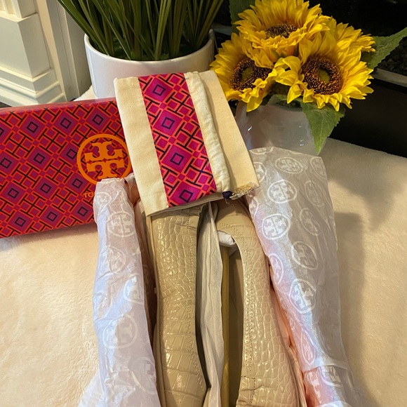 Tory Burch Woman’s Minnie Travel Ballet Flat - Picture 6 of 6